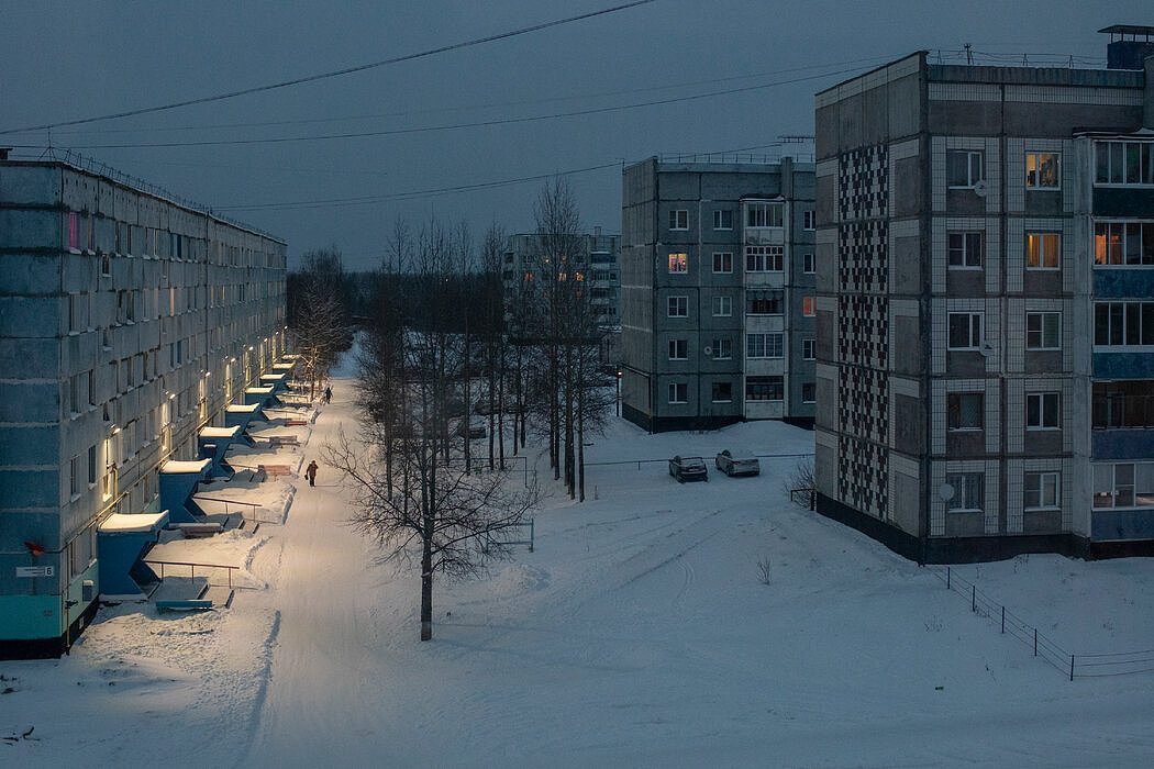 现年70岁的叶夫根尼娅·B·沙舍娃在俄罗斯北部的下奥德斯的公寓窗外的街景。