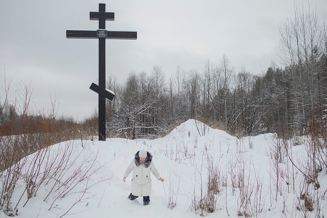 去年12月，克姆丁郊外一处囚犯墓地，沙舍娃在俄罗斯东正教十字架前献花，悼念政治镇压的受害者。