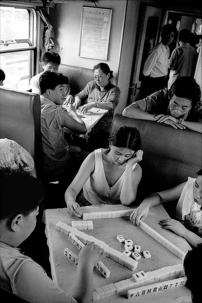 “火车上的中国人”已成绝响：有人围桌打麻将，有人当场生孩子…（组图） - 3