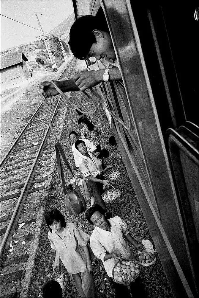 “火车上的中国人”已成绝响：有人围桌打麻将，有人当场生孩子…（组图） - 11