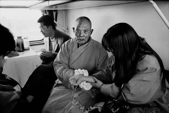 “火车上的中国人”已成绝响：有人围桌打麻将，有人当场生孩子…（组图） - 12