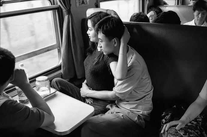 “火车上的中国人”已成绝响：有人围桌打麻将，有人当场生孩子…（组图） - 14