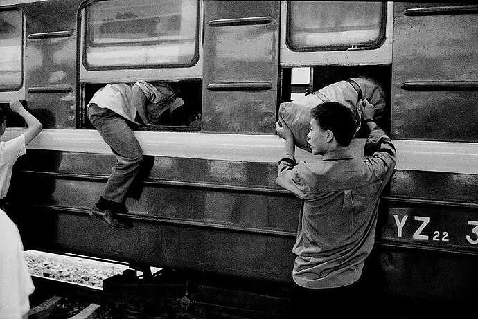 “火车上的中国人”已成绝响：有人围桌打麻将，有人当场生孩子…（组图） - 15