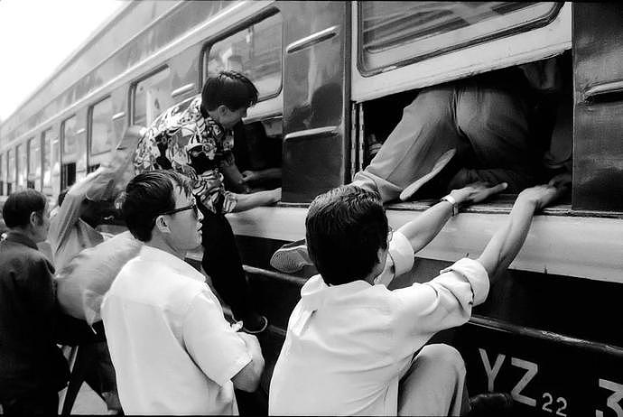 “火车上的中国人”已成绝响：有人围桌打麻将，有人当场生孩子…（组图） - 16