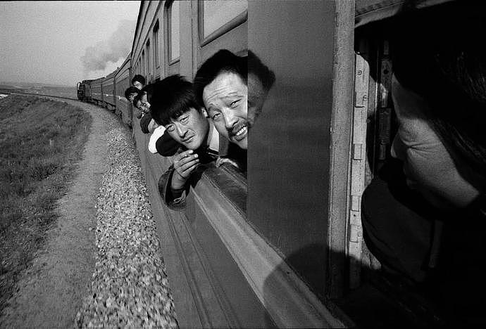 “火车上的中国人”已成绝响：有人围桌打麻将，有人当场生孩子…（组图） - 19