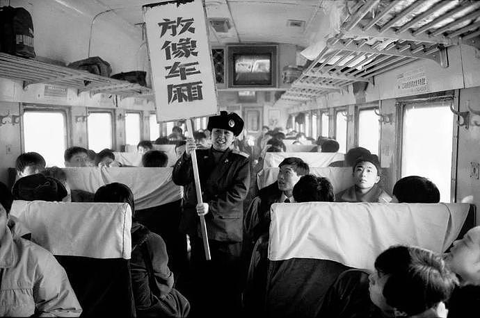 “火车上的中国人”已成绝响：有人围桌打麻将，有人当场生孩子…（组图） - 21