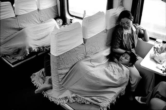 “火车上的中国人”已成绝响：有人围桌打麻将，有人当场生孩子…（组图） - 23