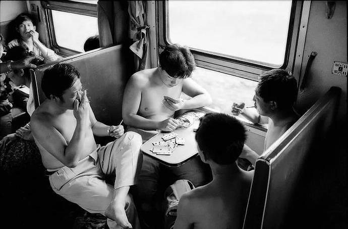 “火车上的中国人”已成绝响：有人围桌打麻将，有人当场生孩子…（组图） - 24