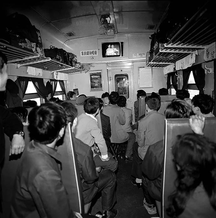“火车上的中国人”已成绝响：有人围桌打麻将，有人当场生孩子…（组图） - 34