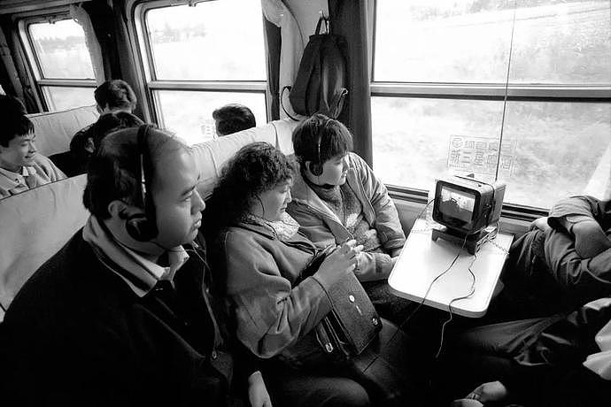 “火车上的中国人”已成绝响：有人围桌打麻将，有人当场生孩子…（组图） - 36