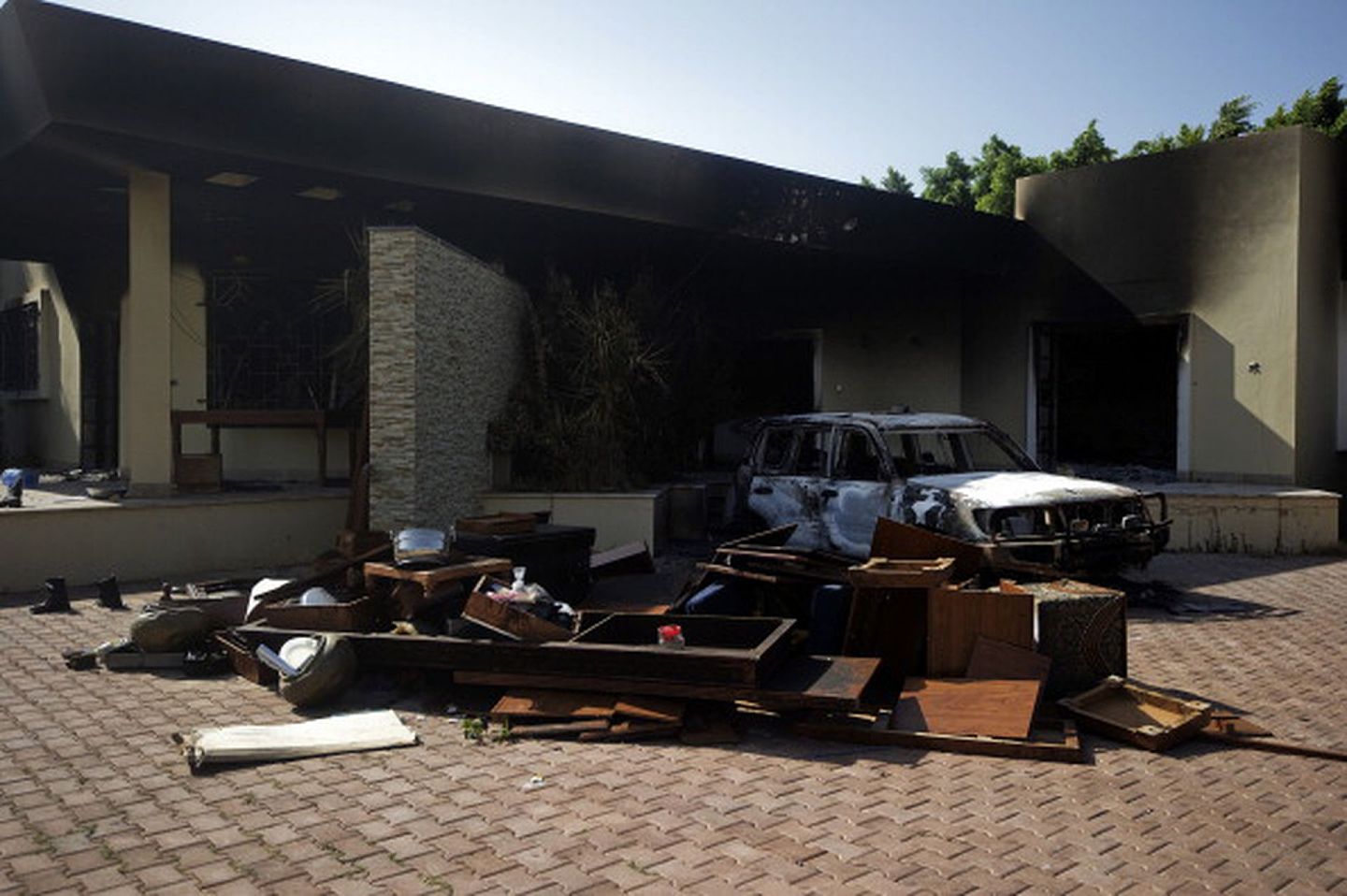 2012年9月11日，美国驻利比亚班加西领事馆遭炸弹袭击，造成包括总领事史蒂文斯（Chris Stevens）在内的四名领事馆工作人员死亡。图为遭袭后的领事馆废墟。（Getty Images）