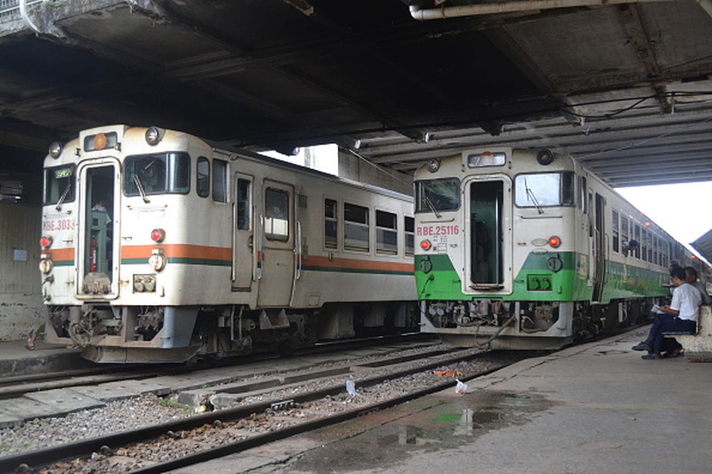 2016年10月29日，缅甸仰光中央火车站，采购自日本的两列全套火车准备进行试运行。（Getty Images）