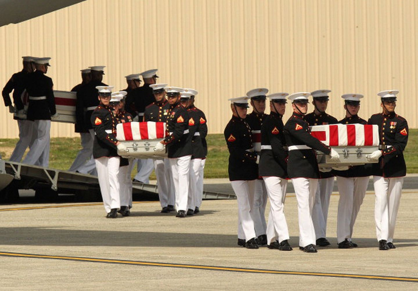 2012年9月14日，在美国马里兰州安德鲁斯空军基地举行的驻班加西遇害领事馆人员的遗体移交仪式。（Getty Images）