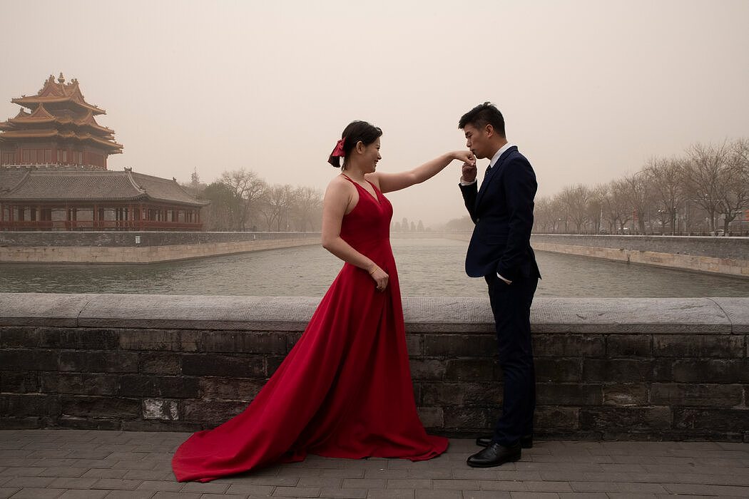 在紫禁城旁拍婚纱照。