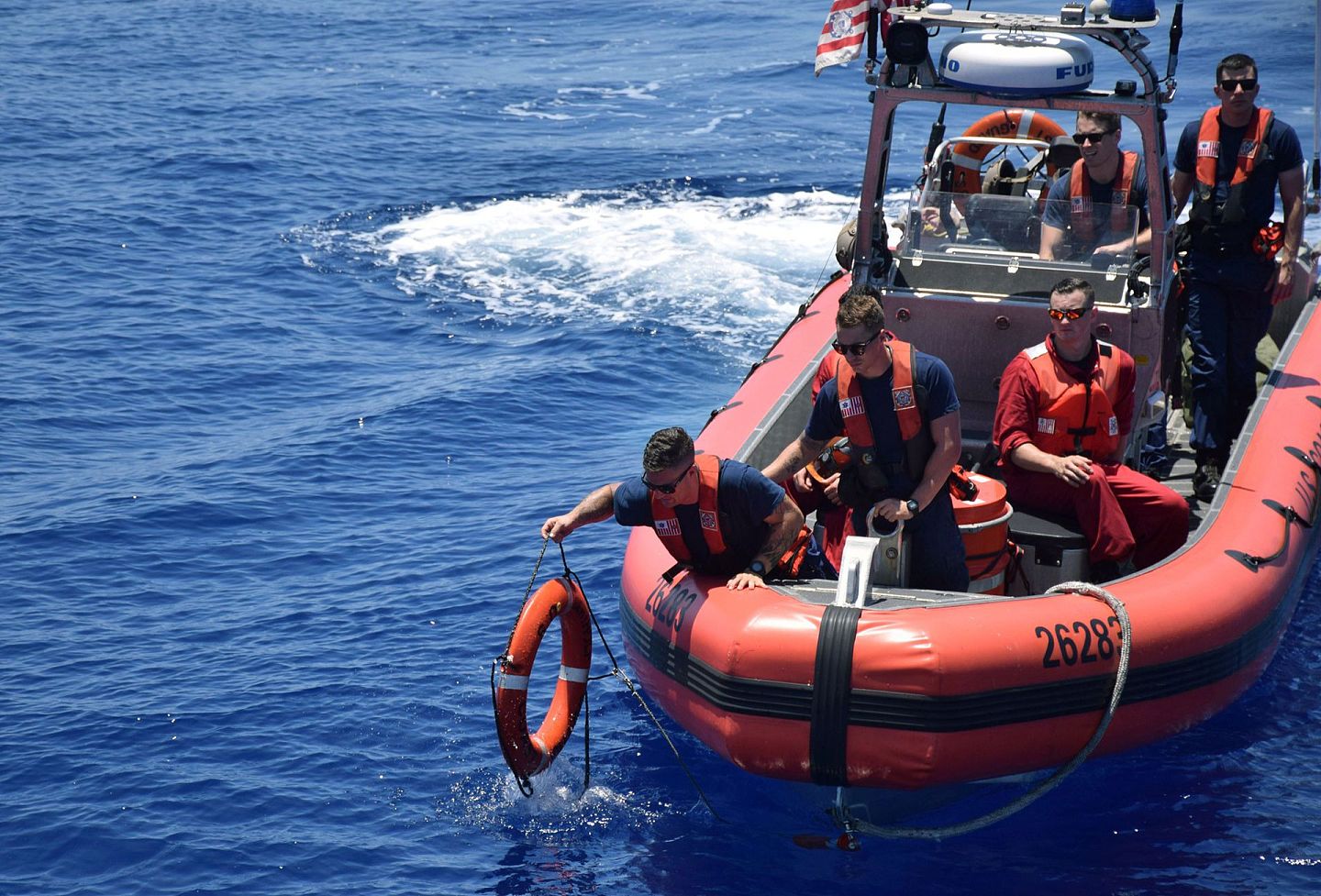 2019年5月14日，美国海岸警卫队与菲律宾同行在菲律宾西部的南海进行联合搜救演习。（菲律宾海岸警卫队）