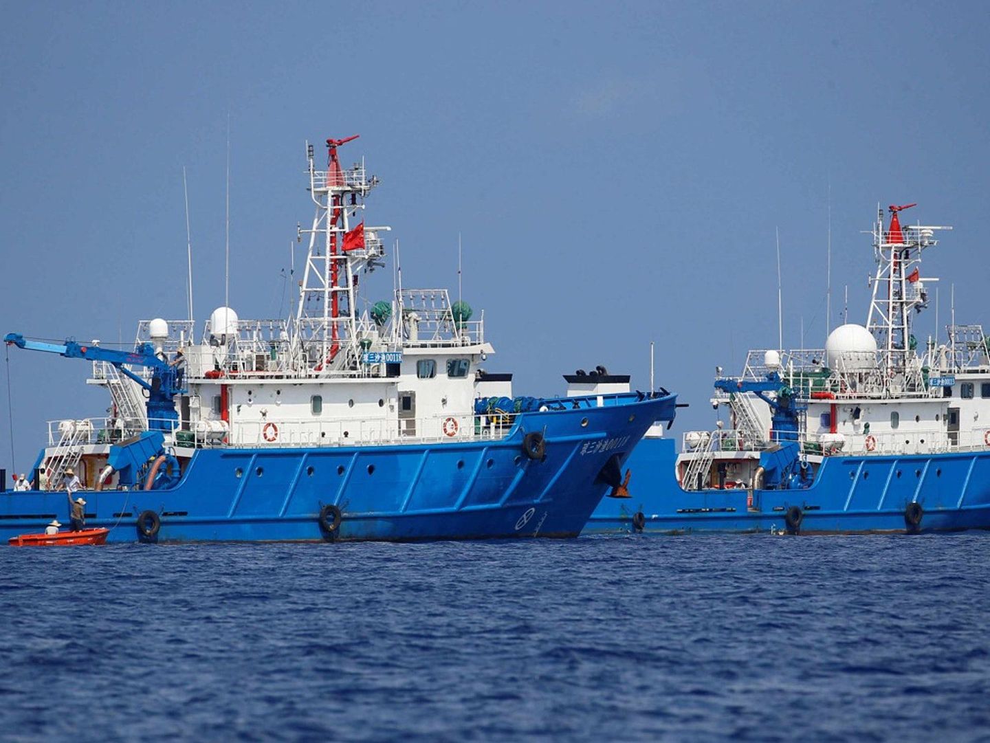 中国渔民前往黄岩岛捕鱼。（Reuters）
