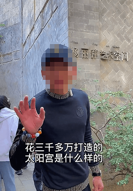 62岁杨丽萍摔倒，18万指甲险折断！曾在百年古树旁建千万豪宅，她有钱到难以想象 （视频/组图） - 15