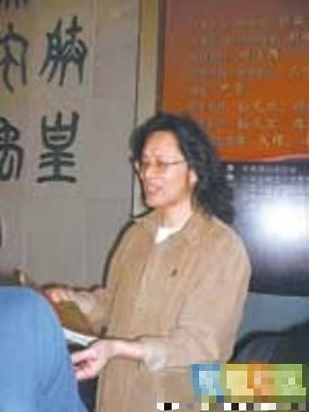 62岁杨丽萍摔倒，18万指甲险折断！曾在百年古树旁建千万豪宅，她有钱到难以想象 （视频/组图） - 31