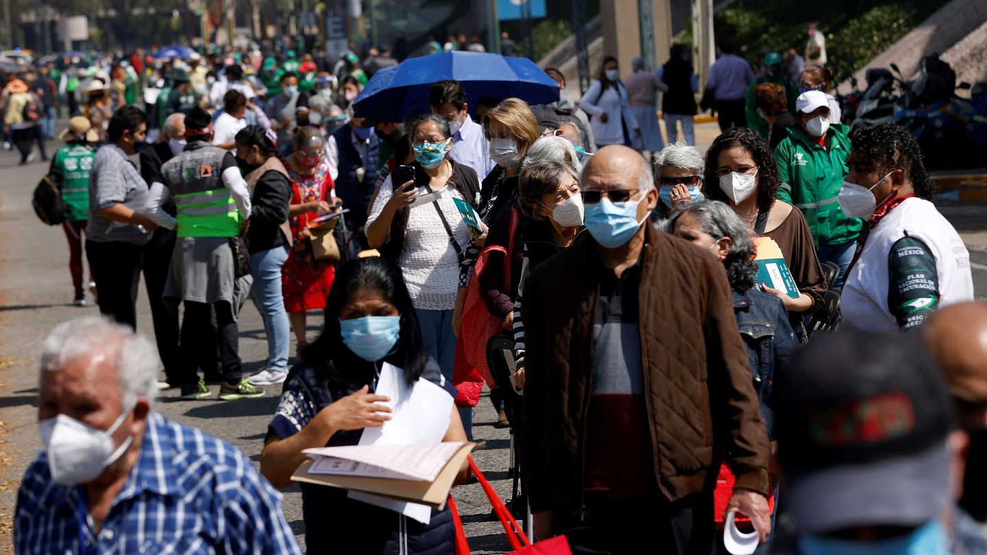 墨西哥新冠肺炎疫情：图为3月8日，墨西哥城民众轮候接种新冠疫苗。（Reuters）