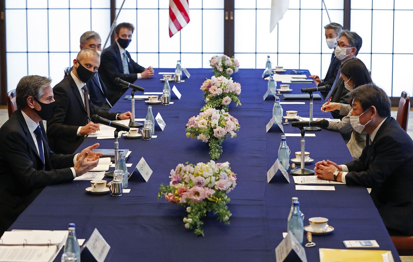 2021年3月16日，美国国务卿布林肯（左一）和日本外务大臣茂木敏充（右一）于东京会面。（AP）