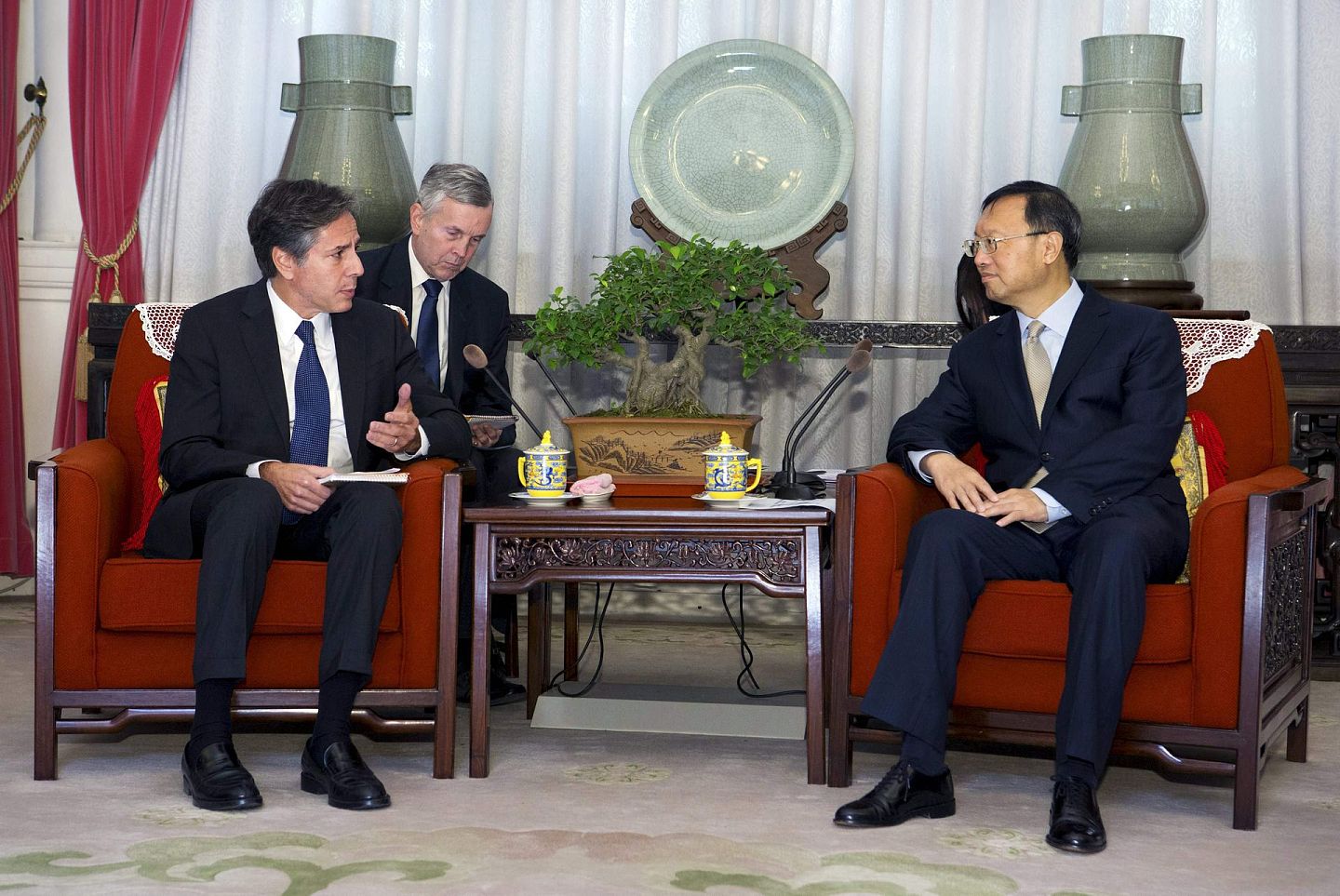 2015年10月8日，杨洁篪（右）与当时担任美国副国务卿的布林肯在北京中南海举行会谈。（Reuters）