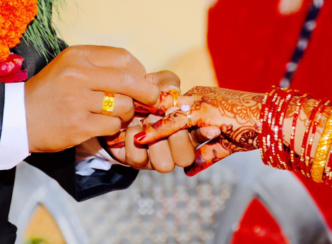 印度新娘结婚5个月，拒绝与丈夫同房，被逼检查后承认是自己男人