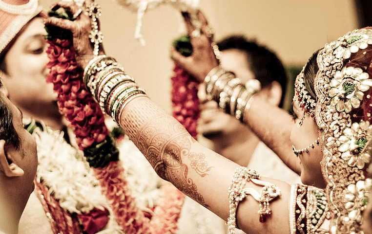 印度新娘结婚5个月，拒绝与丈夫同房，被逼检查后承认是自己男人