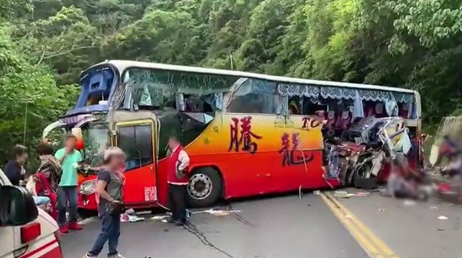 重大车祸！台湾旅游巴士失控撞山，致6死39伤（视频/图） - 1