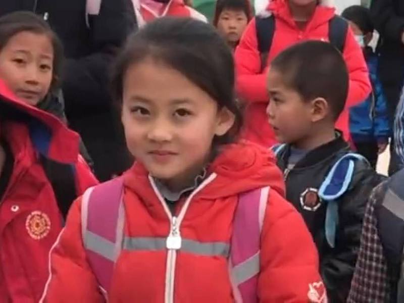 宁夏固原市西吉县一段红衣女孩的笑容的短片在网路走红。 （北京日报）