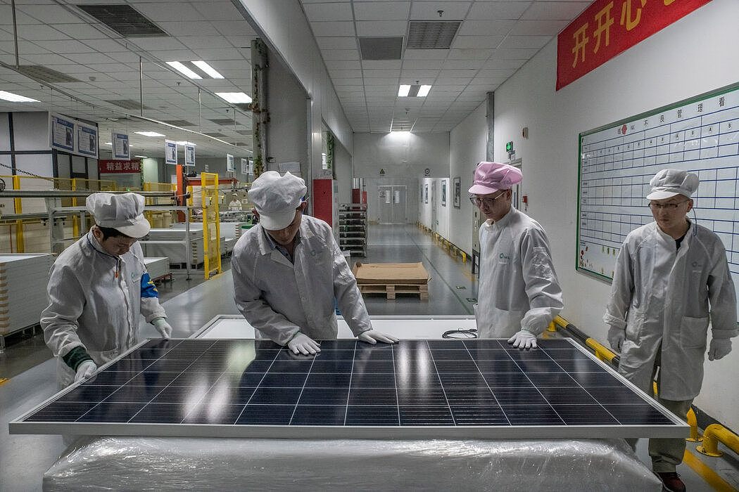 2019年，苏州一家工厂的太阳能组件生产线。