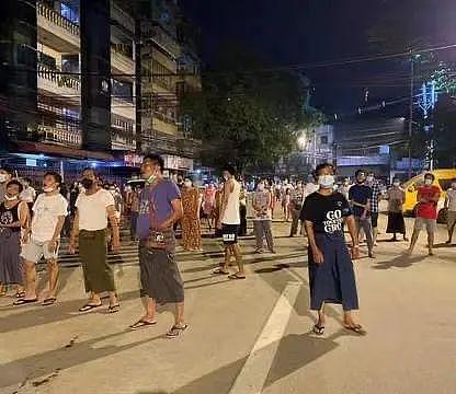 缅甸仰光街头，路面上摆放着大量“诡异”不倒翁（组图） - 4