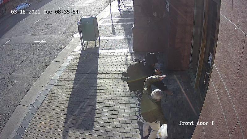 视频截图显示，嫌犯袭击老人瞬间。 （市民供图）