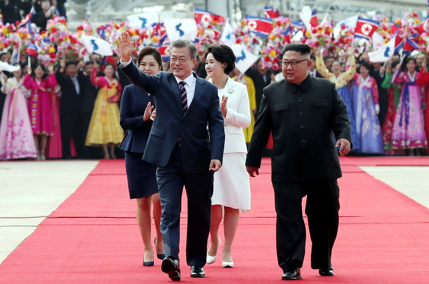 2018年9月18日至20日，韩国总统文在寅访问朝鲜，与朝鲜领导人金正恩举行第三次会晤。（Reuters）