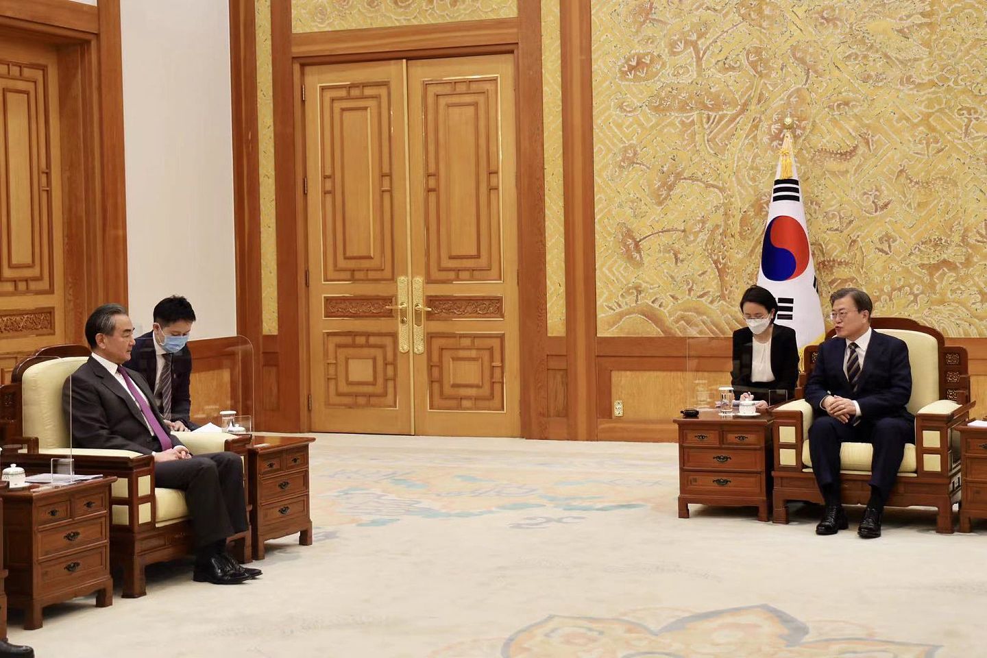 2020年11月26日，韩国总统文在寅（右一）在首尔会见对韩国进行正式访问的中国国务委员兼外长王毅。（新华社）