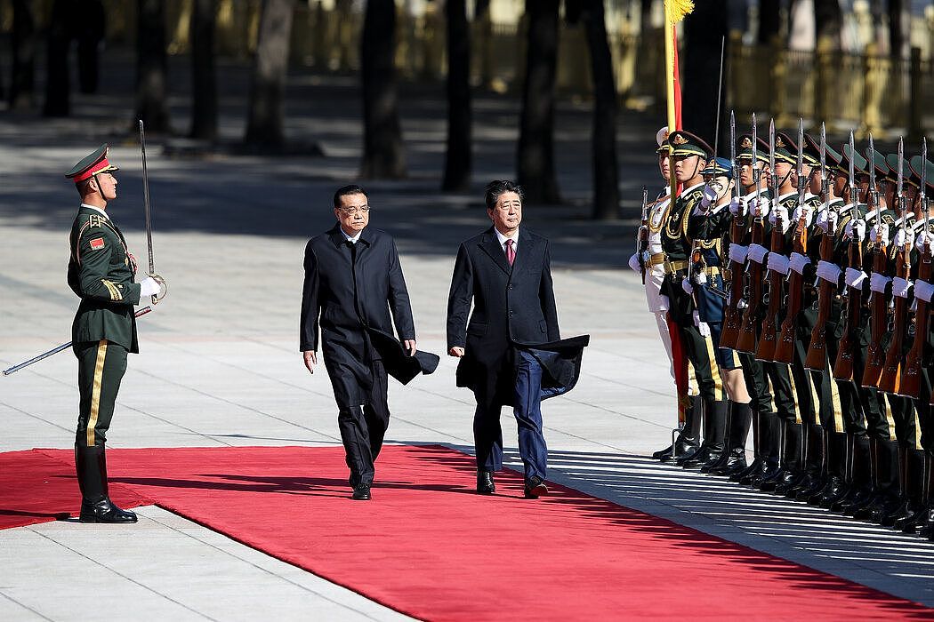 2018年，时任日本首相安倍晋三（右）与中国总理李克强。此次访问是日本领导人时隔七年首次访华。