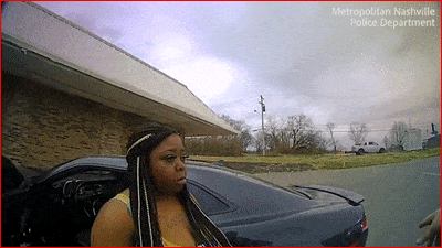 视频曝光！非裔女子遭电击后忍痛掏枪，击倒警察后硬扛枪伤驾车逃跑（视频/组图） - 4