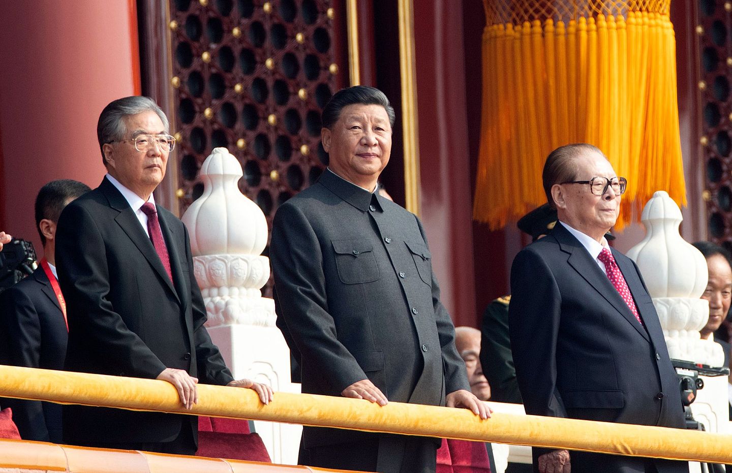 2019年10月1日，中共总书记习近平（中）、中共前总书记江泽民江泽民（右）、胡锦涛（左）出席了中共建政70周年阅兵式。（AP）