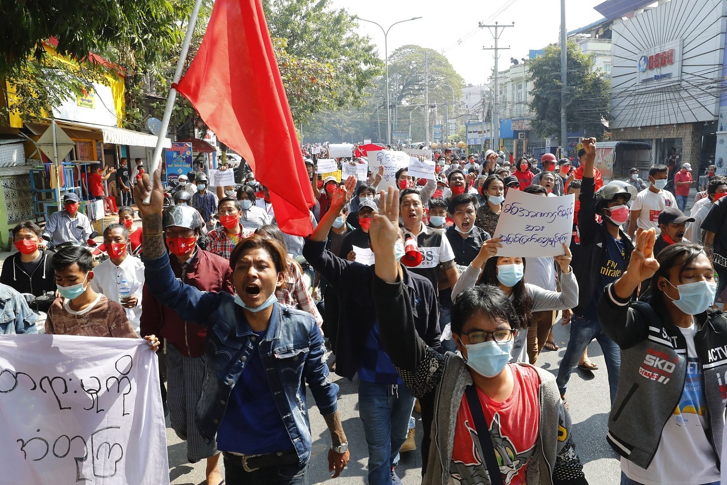缅甸政变多日，民众不畏军方强权，依然上街示威游行。 图：达志影像／美联社（资料照片）