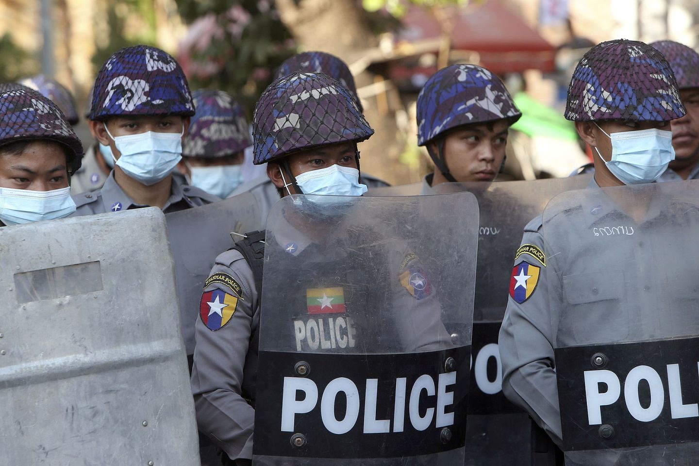 2021年2月15日，缅甸曼德勒的缅甸经济银行前举行反政变集会，防暴警察维持治安。（AP）
