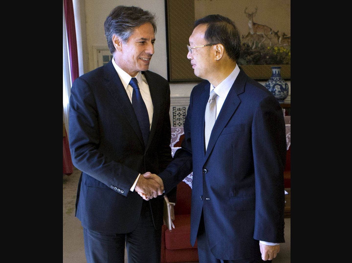 2015年10月8日，杨洁篪在北京中南海与布林肯握手对视瞬间。（Reuters）