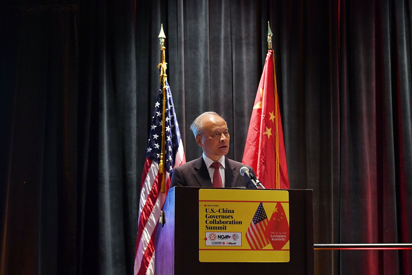 2020年5月23日，中国驻美国大使崔天凯在美国肯塔基州列克星敦举行的第五届中美省州长论坛上讲话。（新华社）