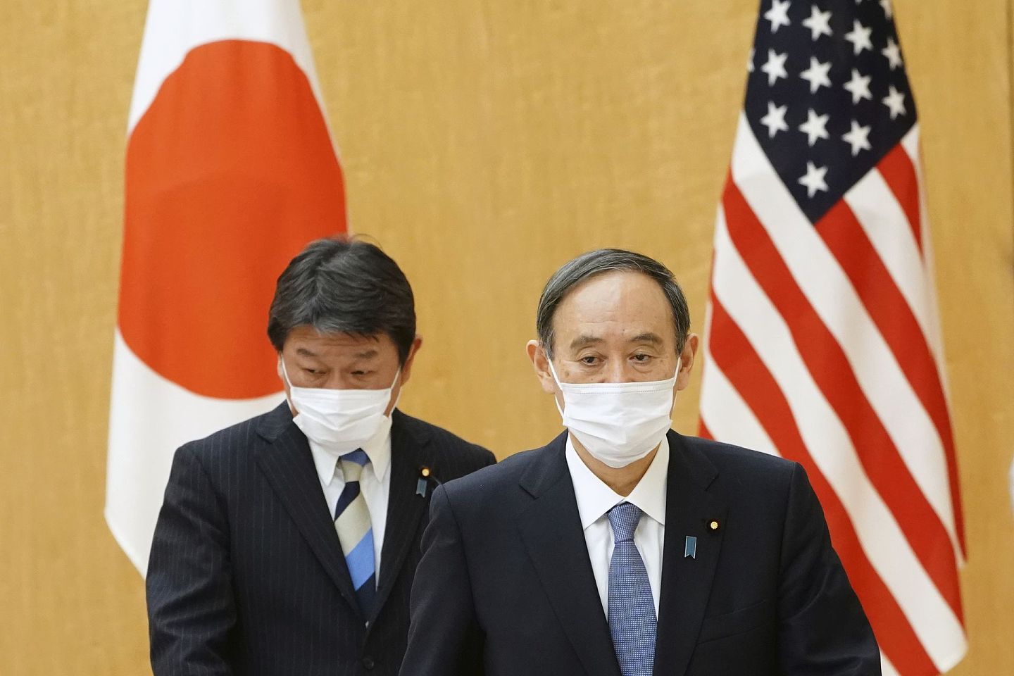 2021年3月16日，日本首相菅义伟（右）于首相官邸会晤美国国务卿布林肯和国防部长奥斯汀（Lloyd Austin）。菅义伟表示，愿意确认日美同盟纽带。（AP）