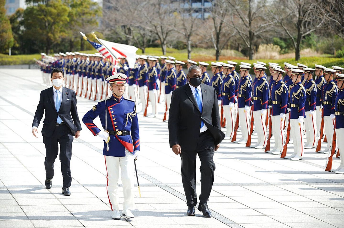 日本防卫相岸信夫（左）3月16日在东京为美防长奥斯汀举行欢迎仪式。（AP）