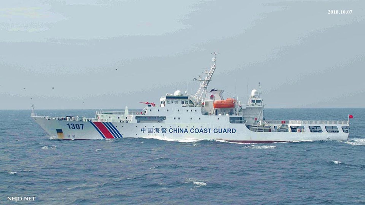 自中国施行《海警法》以来，中日关系愈发紧张起来。图为中国海警船巡航钓鱼岛。（南海研究论坛）