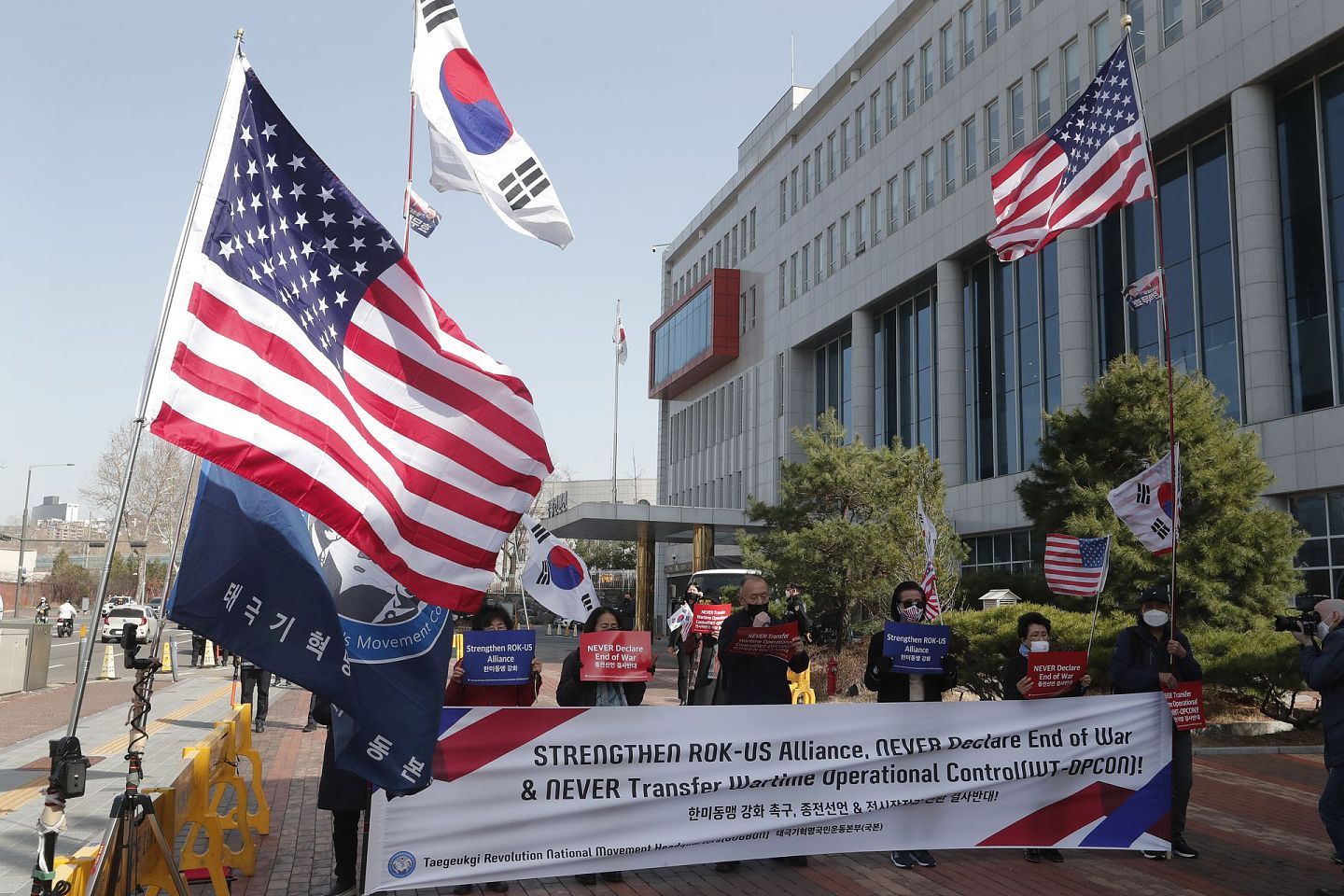 2021年3月17日，美国国防部长奥斯汀和国务卿布林肯访问韩国当日，韩国外交部附近有民众举行活动，力挺韩美同盟。（AP）