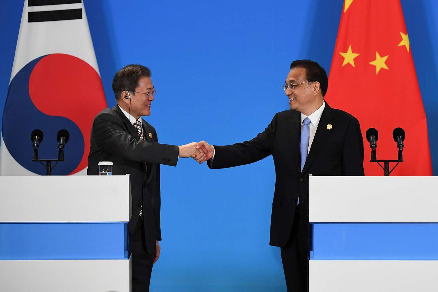 2019年12月24日，中国国务院总理李克强和韩国总统文在寅在中国成都出席第八次中日韩领导人会议。（Reuters）