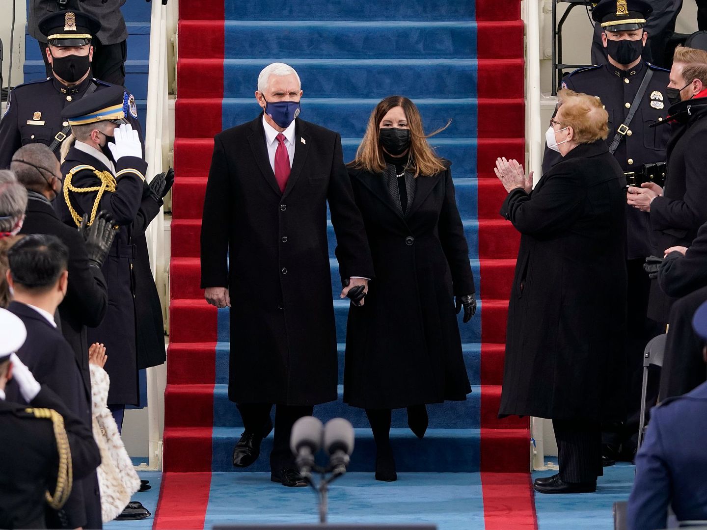 美国前副总统彭斯（Mike Pence）携妻子卡伦（Karen Pence）出席拜登就职典礼。（AP）