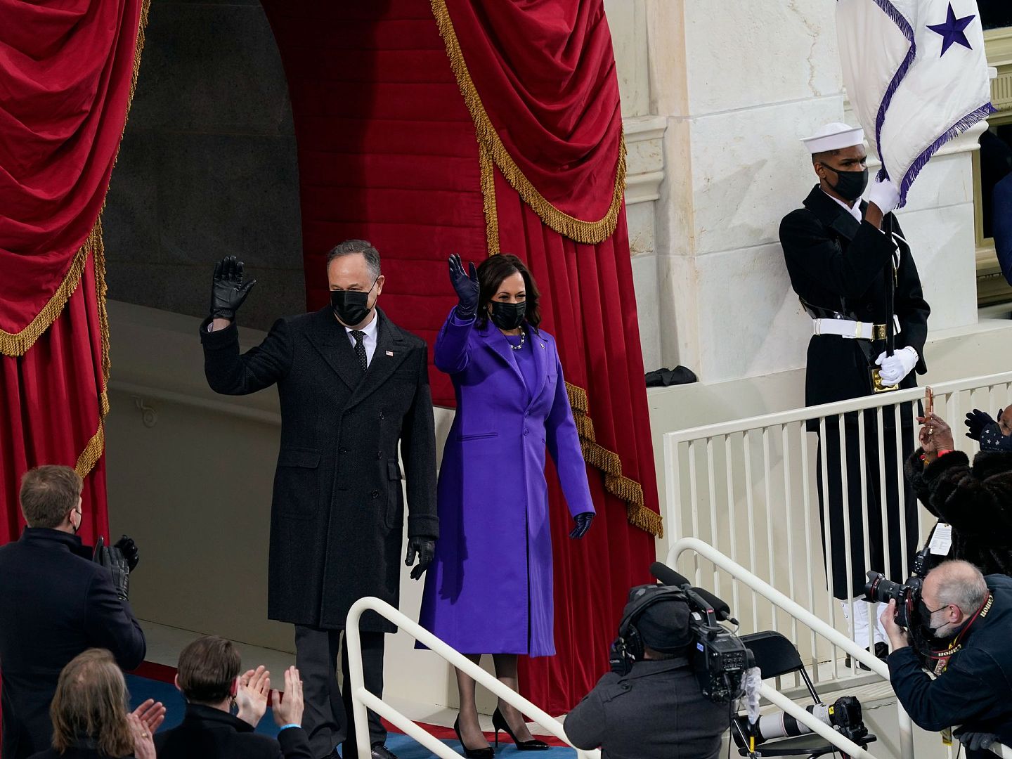 副总统贺锦丽携丈夫埃姆霍夫（Doug Emhoff）亮相其就职典礼。（AP）
