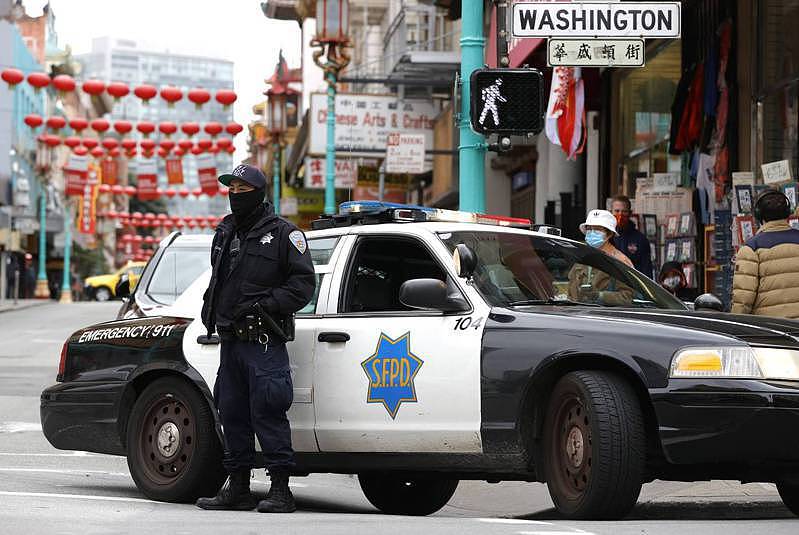 过去一年全美发生仇恨亚裔事件3800起，图为亚城按摩院血案发生后，旧金山市警方在华埠加强警力巡逻。 (Getty Images)