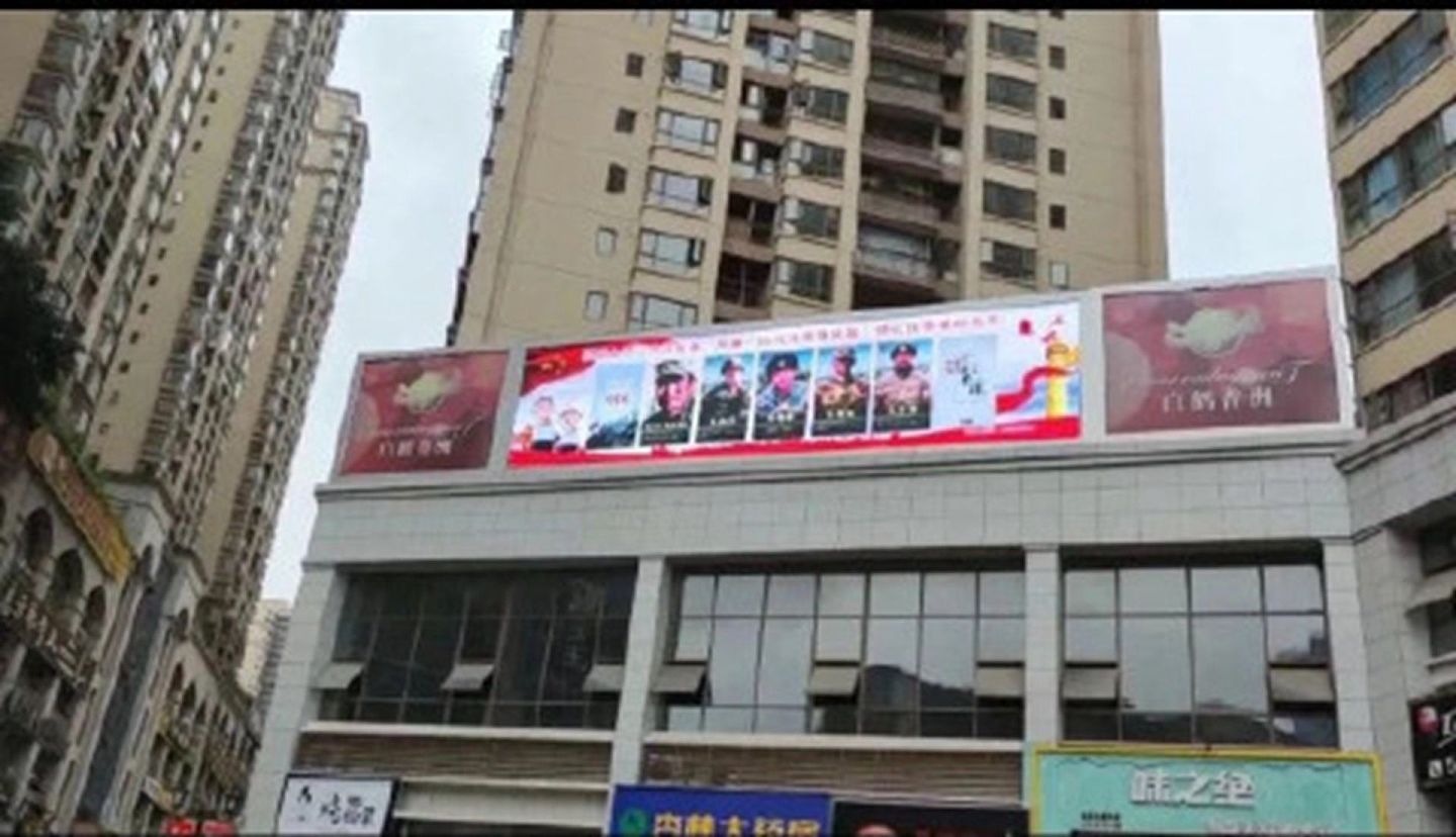 中国多地广告牌换上戍边解放军照片。（微博@-四分三十三秒-）